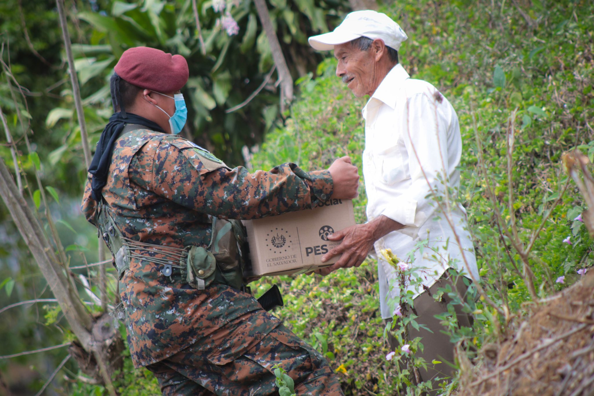 personal-de-la-fuerza-armada-continua-trabajando-en-la-entrega-de-alimentos-para-las-familias-salvadorenas